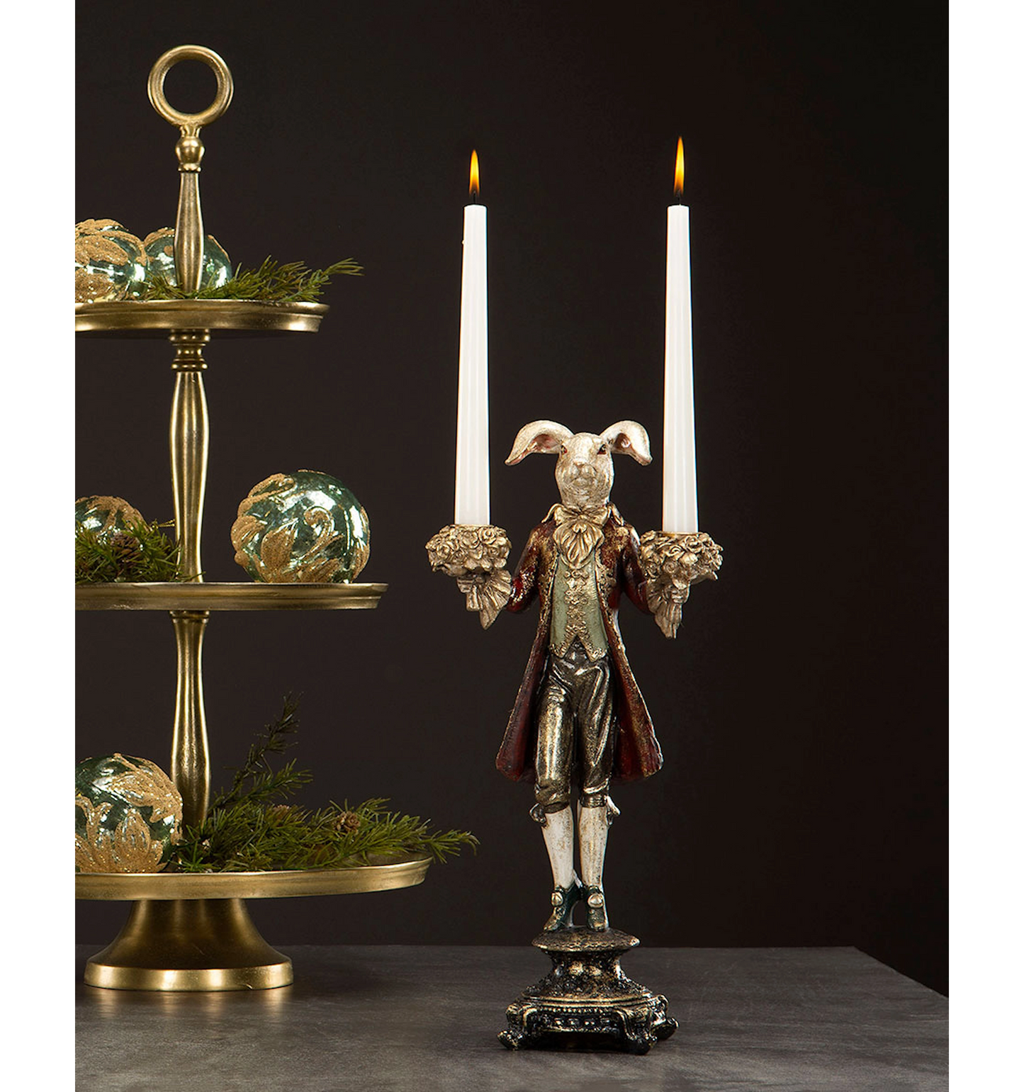 Kynttilänjalka Kaniherra punaisessa frakissa