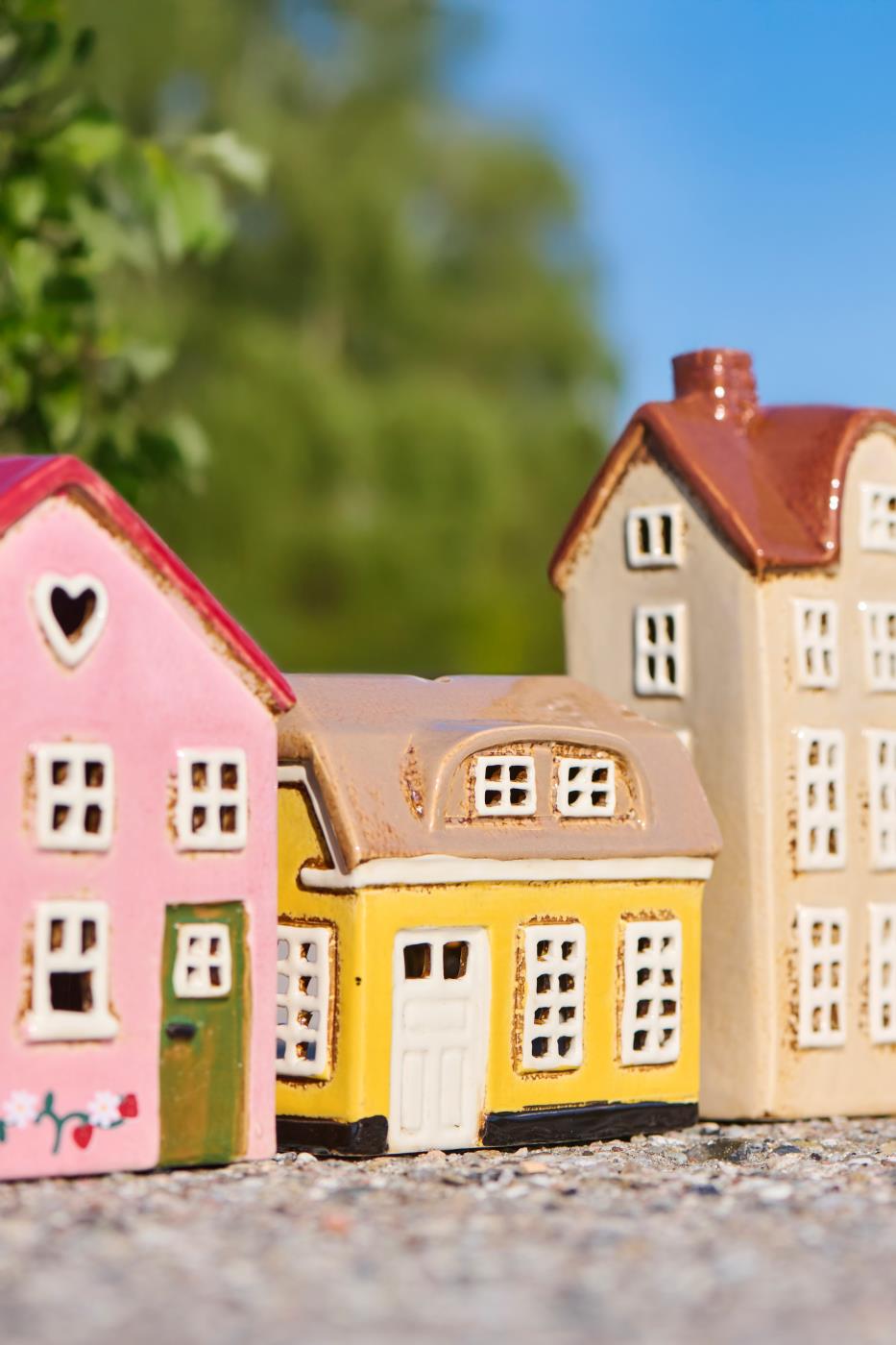 Talolyhty Ebeltoft keltainen valkoisella ovella