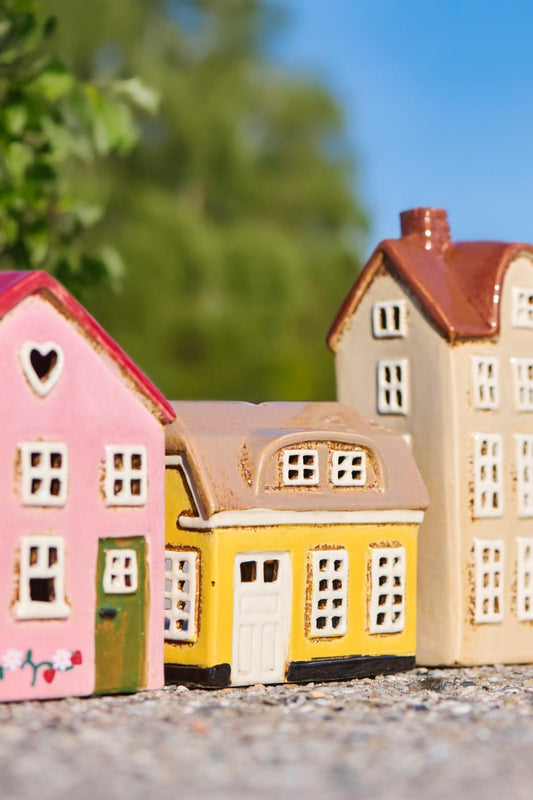 Talolyhty Ebeltoft keltainen valkoisella ovella