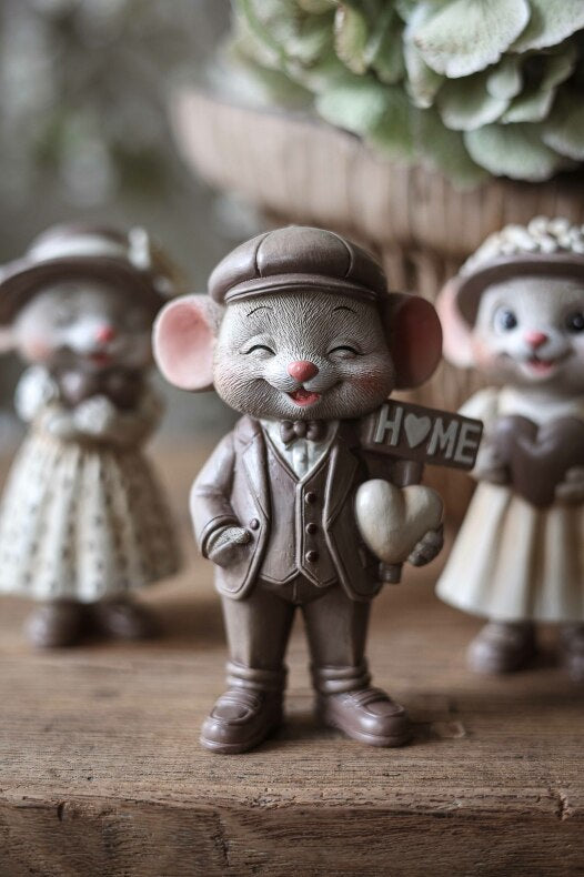 Kotihiiri Lippalakissaan Majas Cottage