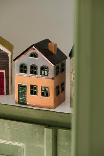 Talolyhty Nyhavn vihreillä ikkunoilla Ib Laursen