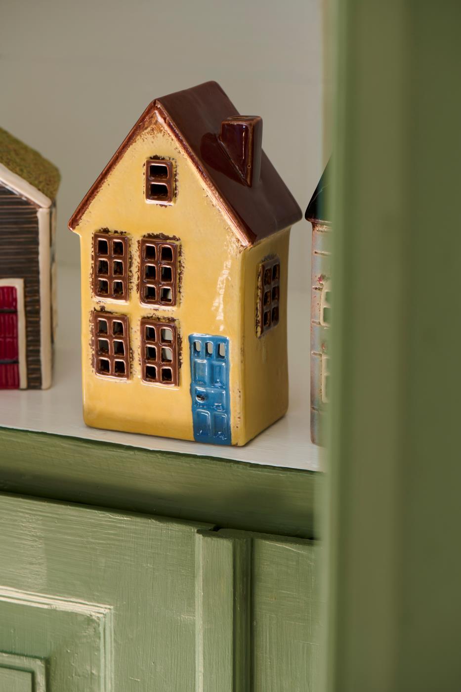 Talolyhty Nyhavn keltainen, ruskealla katolla Ib Laursen