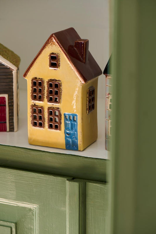 Talolyhty Nyhavn keltainen, ruskealla katolla Ib Laursen