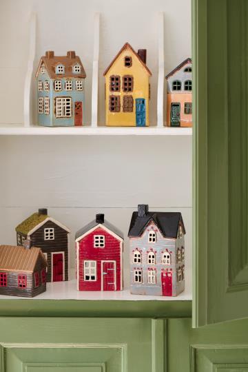 Talolyhty Visby punaisella ovella ja ruohokatolla Ib Laursen